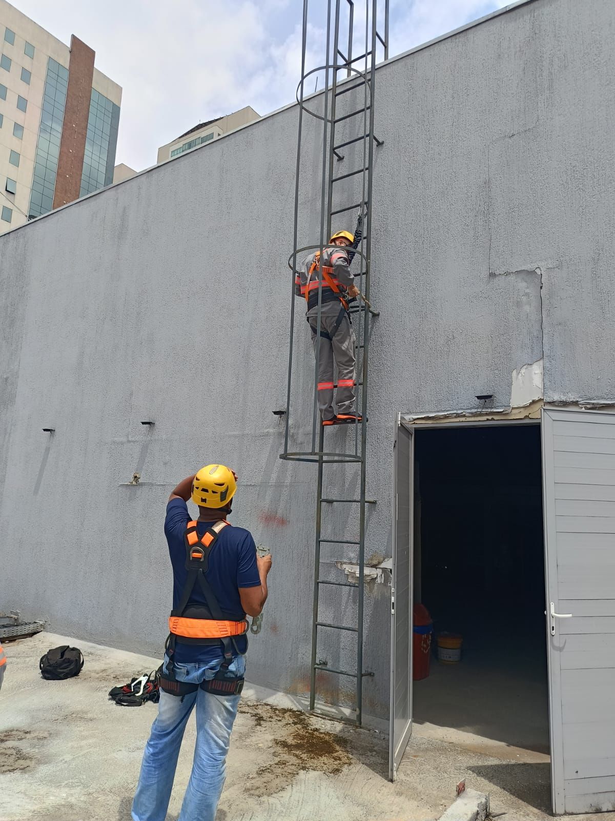 Engenheiro realizando medições de segurança