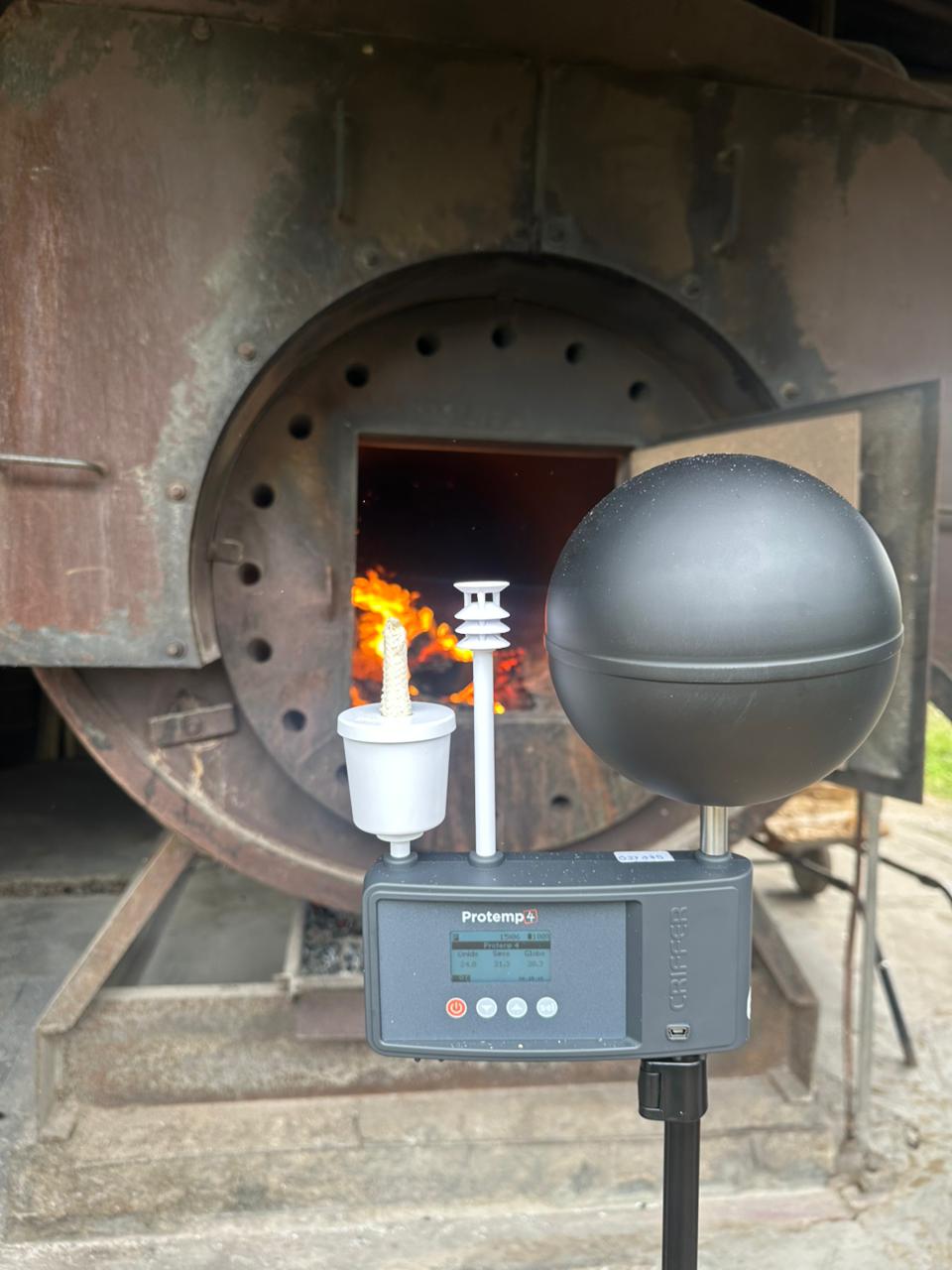 Engenheiro realizando medições precisas com equipamentos certificados